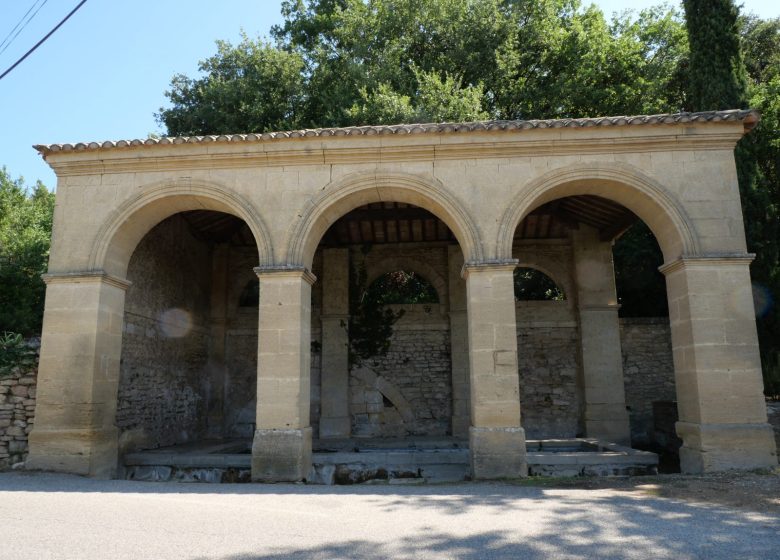Les vestiges de l’aqueduc romain Vers pont du Gard